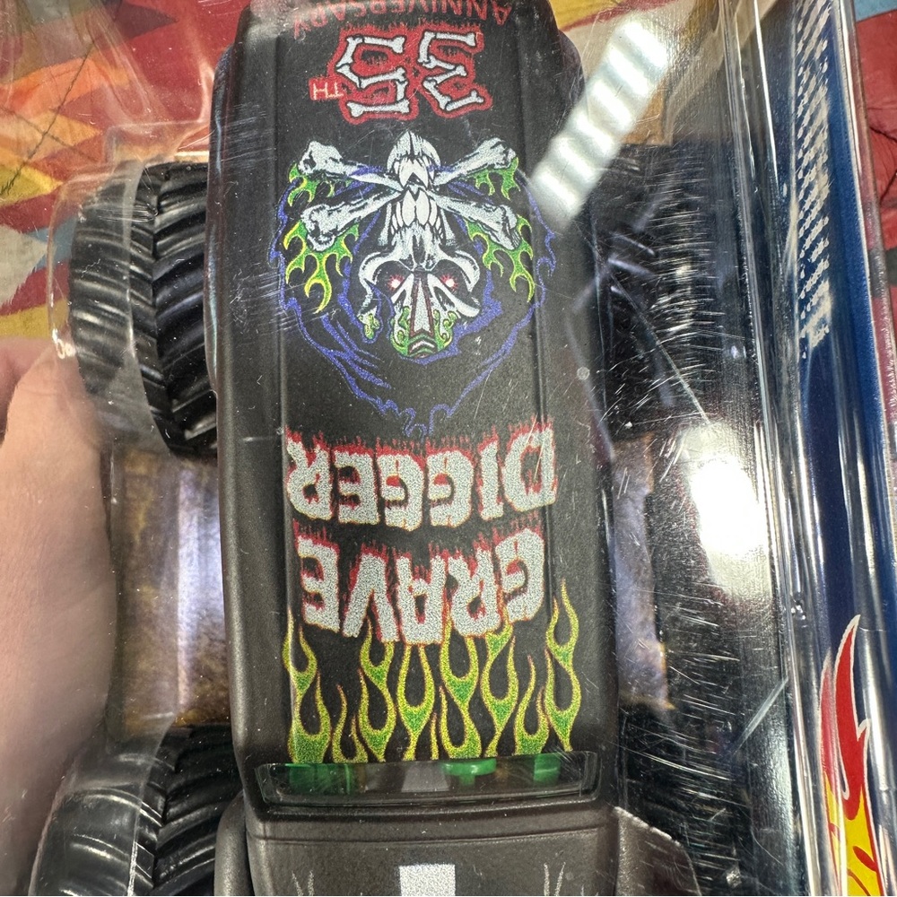 Hot Wheels Monster Jam Trucks 35th Grave Digger 1:24 Scale Diecast 2017 - Picture 8 of 9